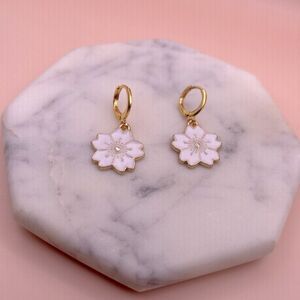 5/$25 Hypoallergenic 🌸 Flower Huggie Hoop